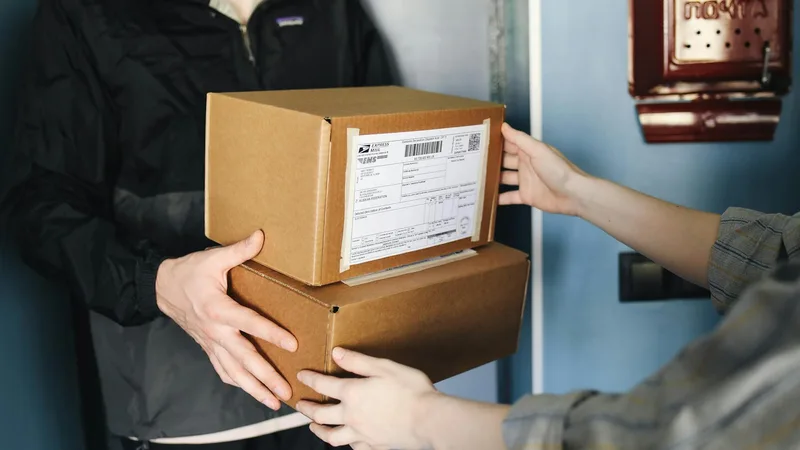 Paquetes y cajas en bodega de Miami para envío desde USA a Colombia con casillero virtual