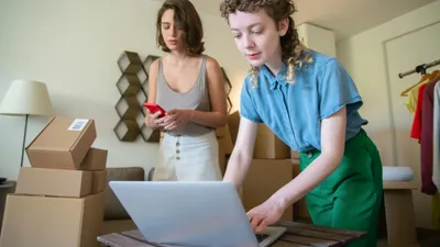 Seller colombiano gestionando inventario para envío a Amazon FBA en Estados Unidos