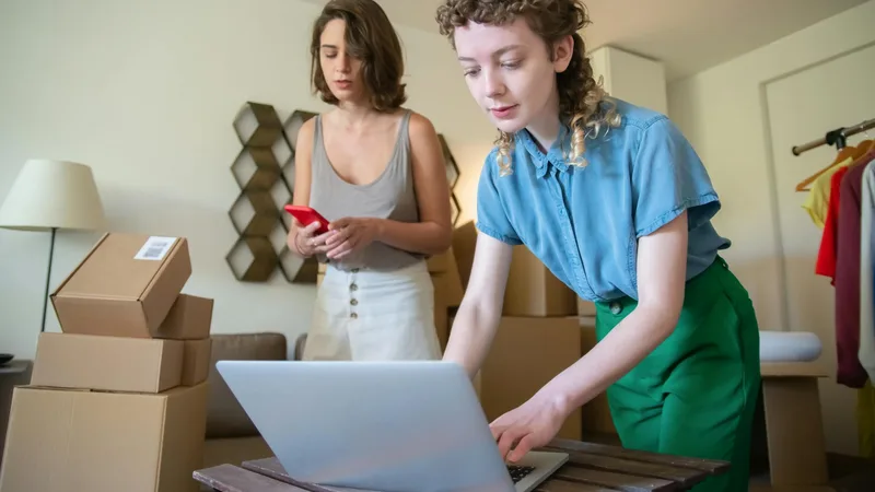 Seller colombiano gestionando inventario para envío a Amazon FBA en Estados Unidos