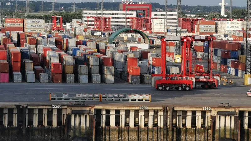 Contenedores de carga apilados en puerto marítimo para envío LCL Colombia USA