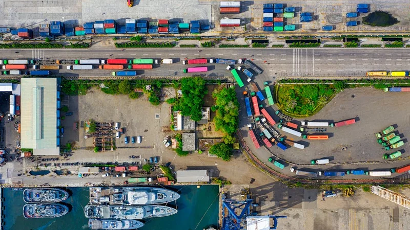 Vista aérea de puerto de contenedores con carga internacional Colombia USA