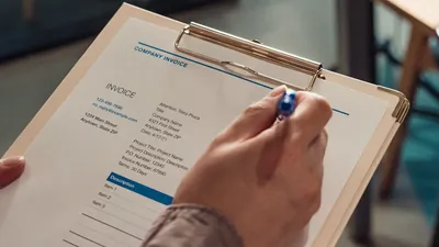 Persona revisando factura comercial y documentos de exportación para envío a USA