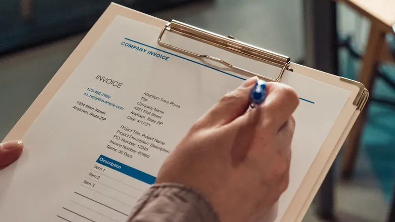 Persona revisando factura comercial y documentos de exportación para envío a USA