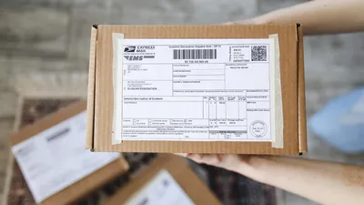 Paquete siendo preparado para envío internacional de Colombia a Estados Unidos