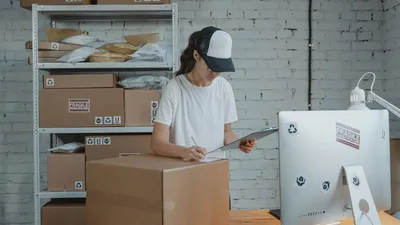 Emprendedora colombiana gestionando inventario y logística de exportación