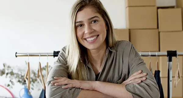 Emprendedora colombiana gestionando pedidos online para exportar a USA