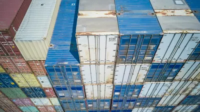 Comparativa de contenedores LCL y FCL en puerto marítimo para exportación desde Colombia