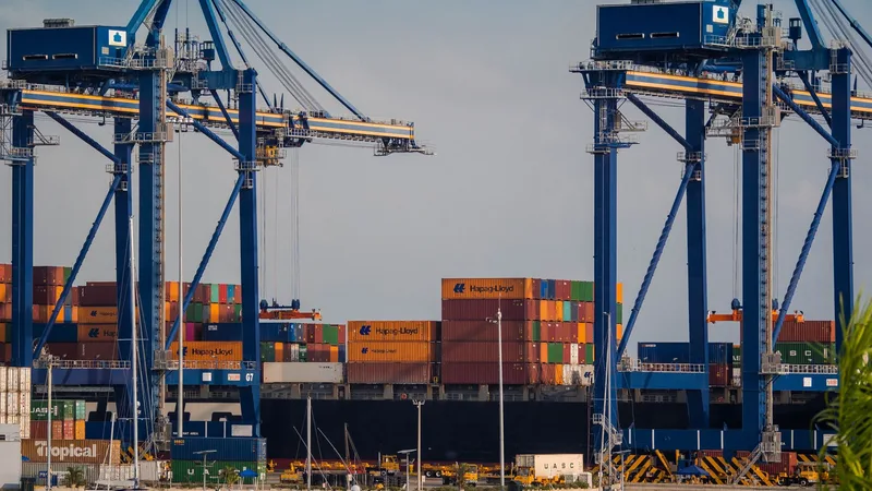 Vista aérea del puerto de Cartagena Colombia con contenedores y grúas para carga LCL a USA