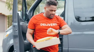 Reloj junto a caja de envío internacional de Colombia a Estados Unidos