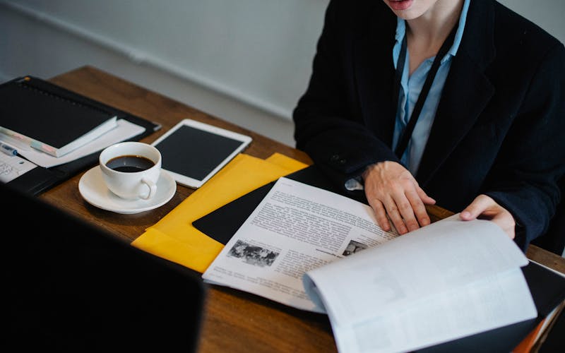 Emprendedor revisando documentos de exportación Colombia USA