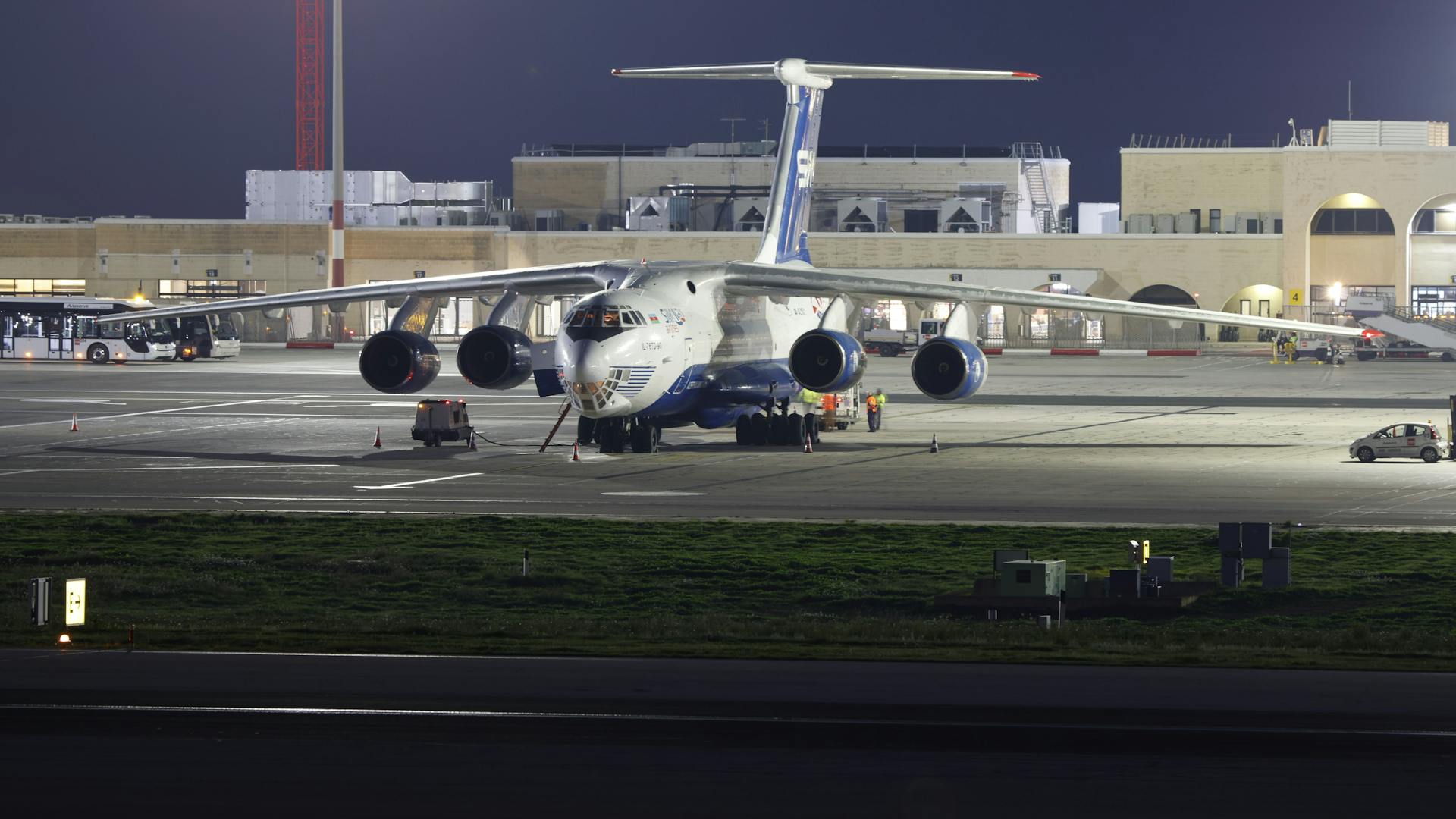 Avión de carga en aeropuerto nocturno — Connecta Logistics